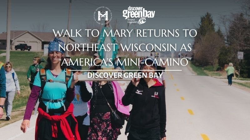 Two pilgrims carrying Mary's statue